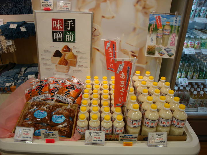 鳴門屋みそ・甘酒陳列の様子